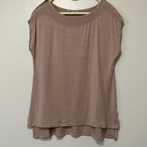 Cap sleeve t-shirt. Zippers on the shoulders. Pretty dust rose/tan color.